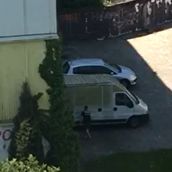Tajemniczy artysta zapany na gorcym uczynku 