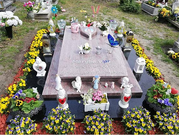 Jakim zwyrodnialcem trzeba by, eby kra z grobu dziecka?