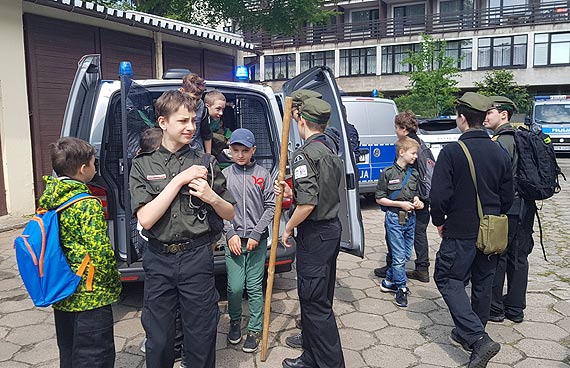 Harcerze poznali prac policjantw z Komendy Miejskiej Policji w winoujciu