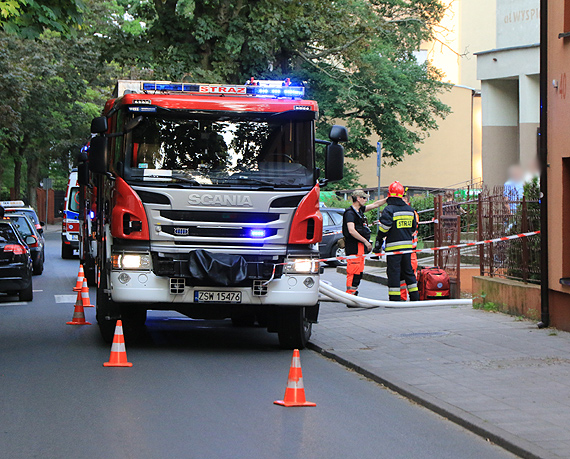 W centrum miasta unosi si czarny kb dymu. Pali si pustostan