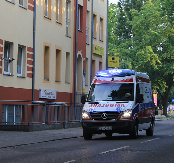 W centrum miasta unosi si czarny kb dymu. Pali si pustostan