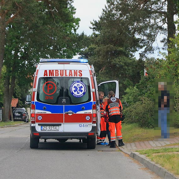 Agresja rowerzysty - uderzon kobiet zabrao pogotowie