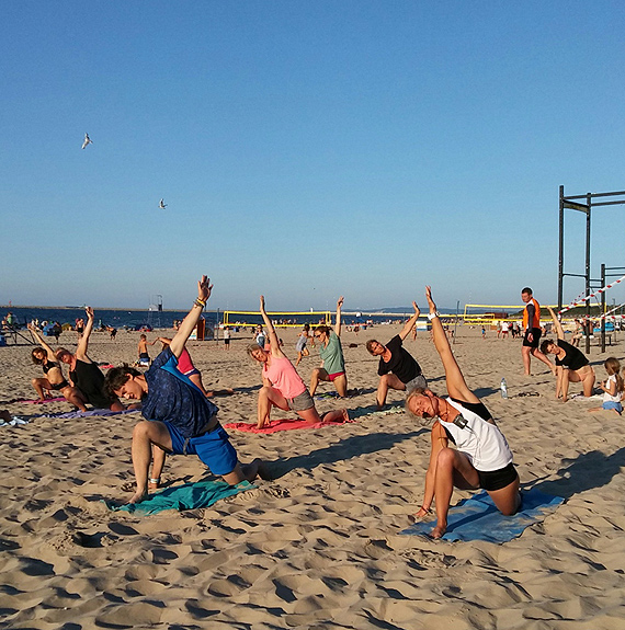 Bkitna flaga zawisa na winoujskiej play, od jutra ratownicy i bezpatne zajcia fitness