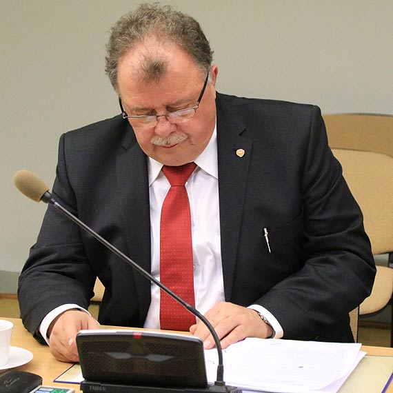   Radny pyta o 18 tysicy zotych za uszkodzony pojazd a urzdnicy nie wiedz co odpowiedzie