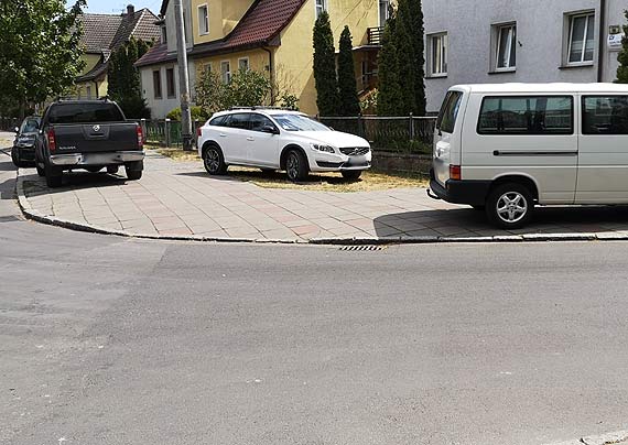 Chodnik jeszcze dla pieszych, czy ju parking?