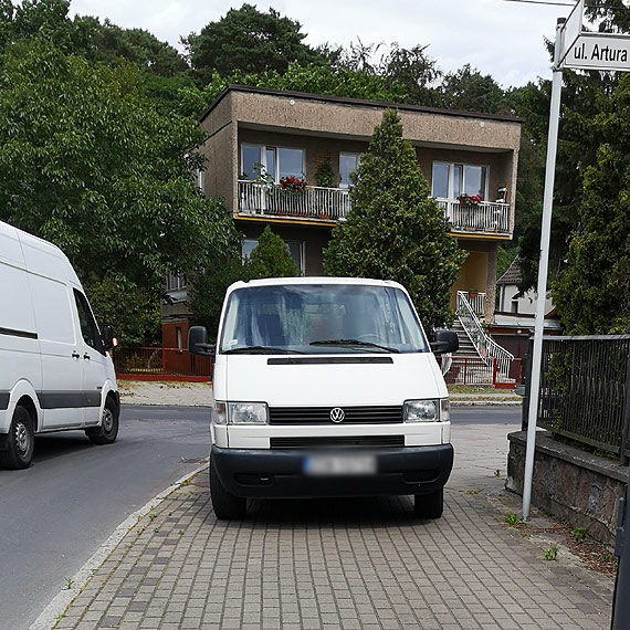 Chodnik jeszcze dla pieszych, czy ju parking?