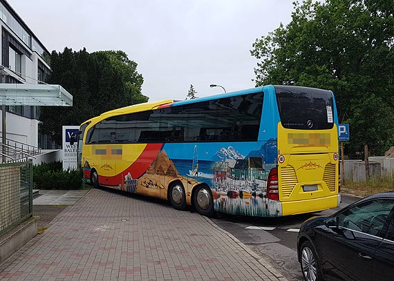 Czytelnik: Parkowanie autokarem na chodniku