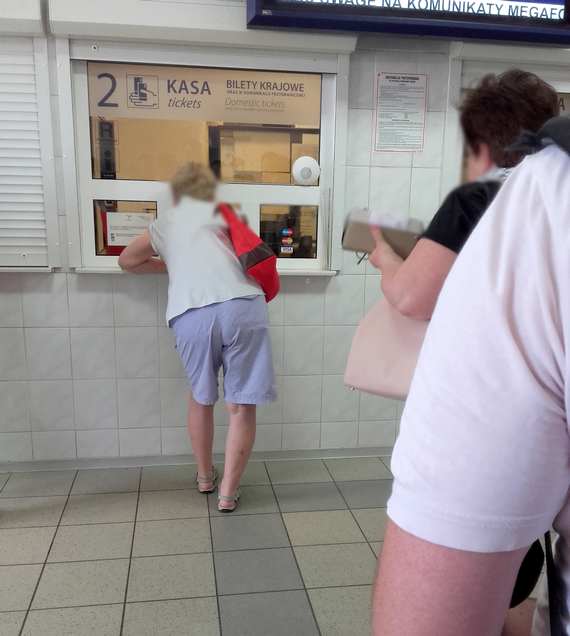 Starsi ludzie traktuj kas jak informacje kolejow