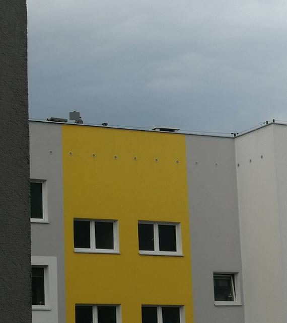 Dzieci biegaj po dachu! Kto zabezpiecza budynek?