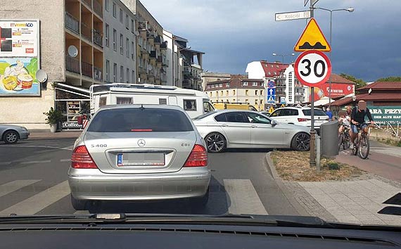 Przechodnie i samochody - taka sytuacja w drodze na prom
