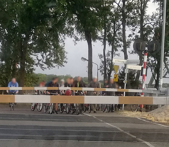 Czytelnik o rowerzystach przy przejedzie kolejowym na Warszowie