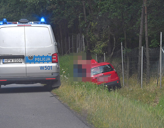 Kobieta kierująca fordem zasnęła za kierownicą