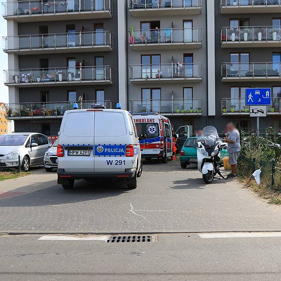 Motocyklista przelecia nad samochodem