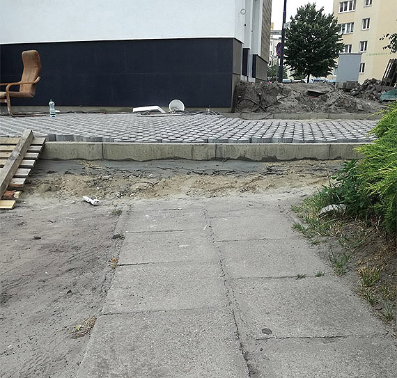 Mieszkacy budynku przy uyckiej 1 odzyskaj przejcie do domu