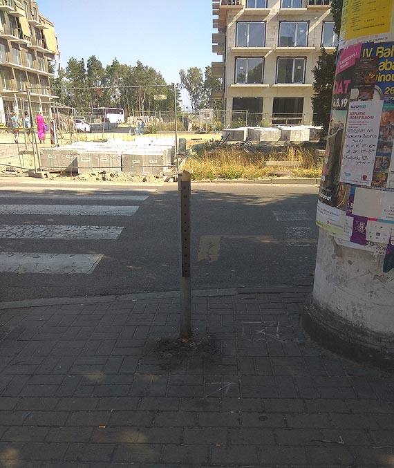 Przy promenadzie brakuje mietnikw
