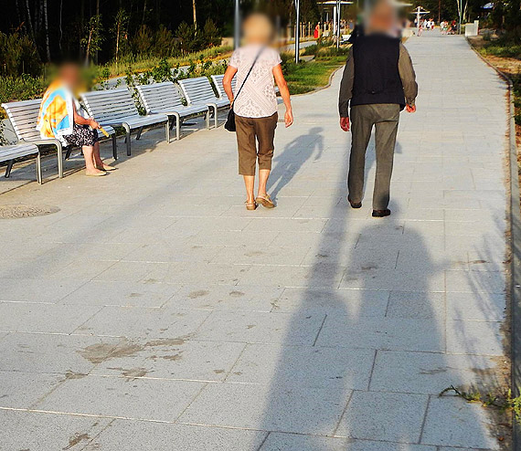 Zatroskany mieszkaniec o brudnych pytkach