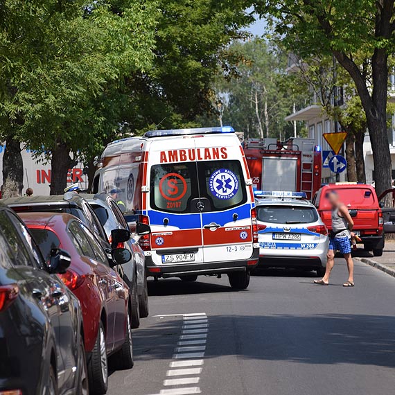 Ciarwka podczas manewru uamaa ga, ktra spada na  kobiet