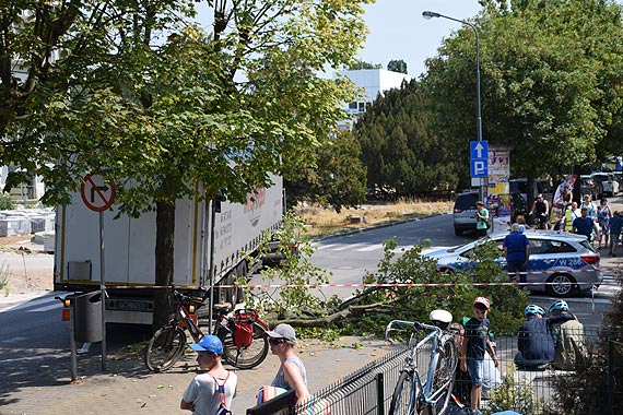 Ciarwka podczas manewru uamaa ga, ktra spada na  kobiet