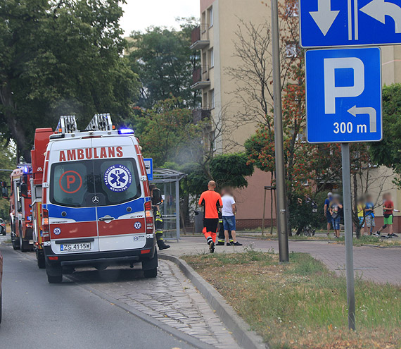 Nie byo kontaktu z dzieckiem przebywajcym w mieszkaniu. Wezwano na pomoc straakw