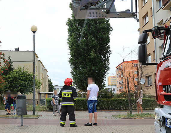 Nie by³o kontaktu z dzieckiem przebywaj±cym w mieszkaniu. Wezwano na pomoc stra¿aków