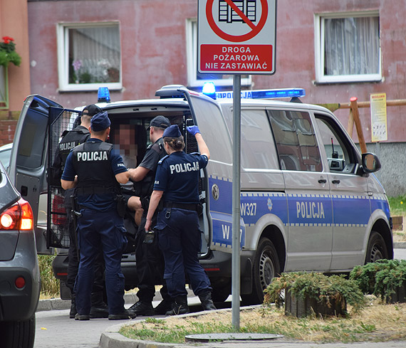 Mczyzna wycign z torby n. Przestraszone dzieci zadzwoniy na policj. Czytaj co byo dalej!