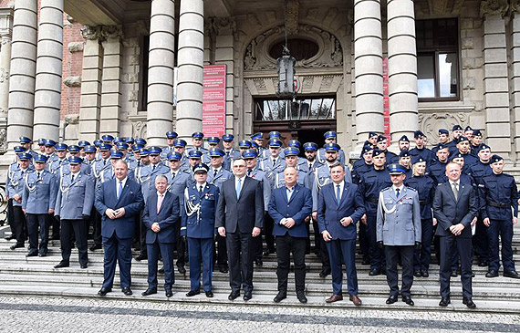 Nowi policjanci lubowali, dowiadczeni odebrali medale, a do jednostek w garnizonie przekazano 7 nowych radiowozw