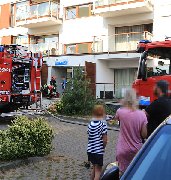 Dym wydobywa si z dolnych kondygnacji apartamentowca przy Uzdrowiskowej