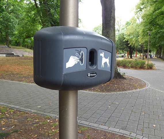 Pojemniki na woreczki na psie odchody s puste 