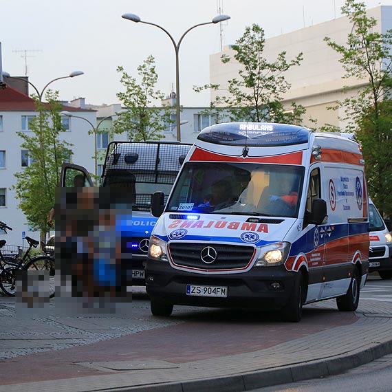 Mczyzna, potrcony przez samochd, trafi do szpitala