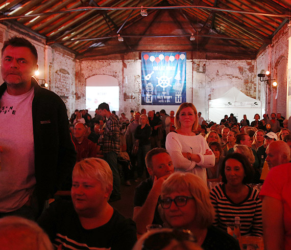 W hali Basenu Północnego jak w ulu. Świetny benefis „Poręby”