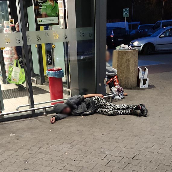 Od stania w kolejce rozbolay nogi?