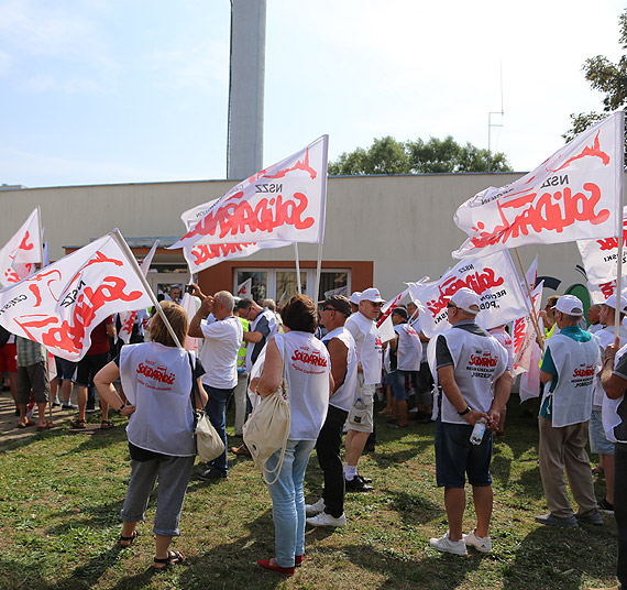 W obronie swoich praw Zwizkowcy Solidarnoci wyszli na ulice winoujcia. Zobacz film!
