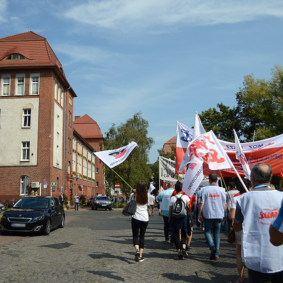 W obronie swoich praw Zwizkowcy Solidarnoci wyszli na ulice winoujcia. Zobacz film!