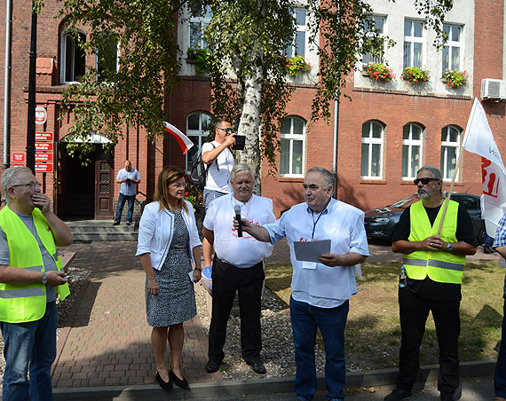 W obronie swoich praw Zwizkowcy Solidarnoci wyszli na ulice winoujcia. Zobacz film!