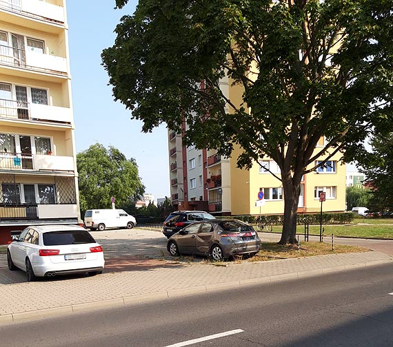 Porzucone pojazdy bez tablic blokuj miejsca parkingowe