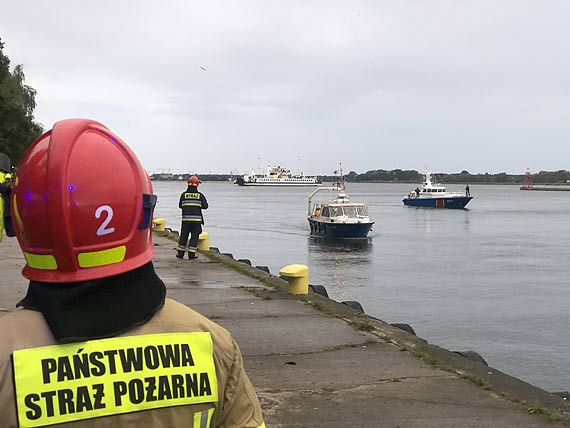 Samochód wpadł do kanału - w środku było dwóch nastolatków i dziewczyna