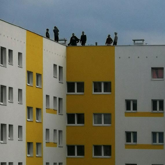 Młodzież bawi się teraz na dachach!