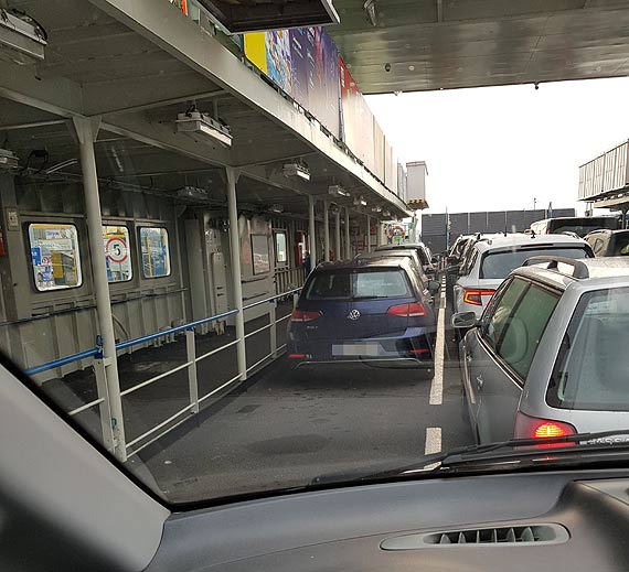 Czytelnik: Ludzie czekaj w kolejce, a prom wozi powietrze!