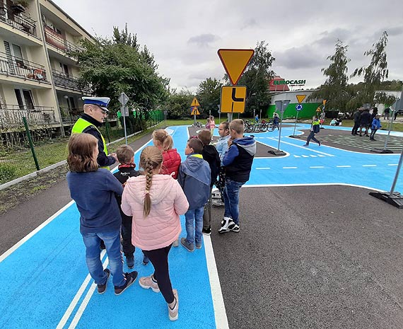Policjanci z Komendy Miejskiej Policji w winoujciu podczas otwarcia „Miasteczka Ruchu Drogowego”