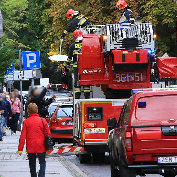 Antena satelitarna poderwała do akcji policjantów i strażaków!
