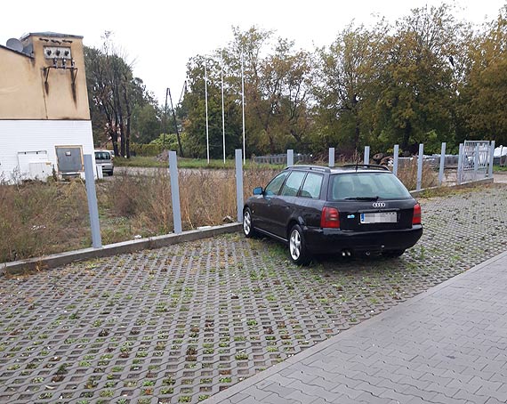 Czytelnik: Porzucony pojazd przed Biedronk przy ul. Fiskiej blokuje miejsce parkingowe