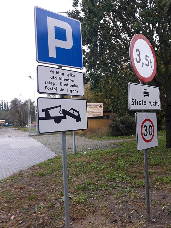 Czytelnik: Porzucony pojazd przed Biedronk przy ul. Fiskiej blokuje miejsce parkingowe