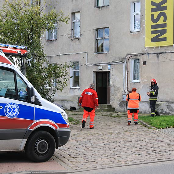 Upad i nie mg si samodzielnie wydosta z ustronnego pomieszczenia. Pomogli straacy, lekarz na szczcie, nie musia