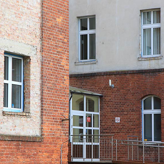 Urzd Miasta w ruinie. Folia ochronna (budowlana) przylega na stae