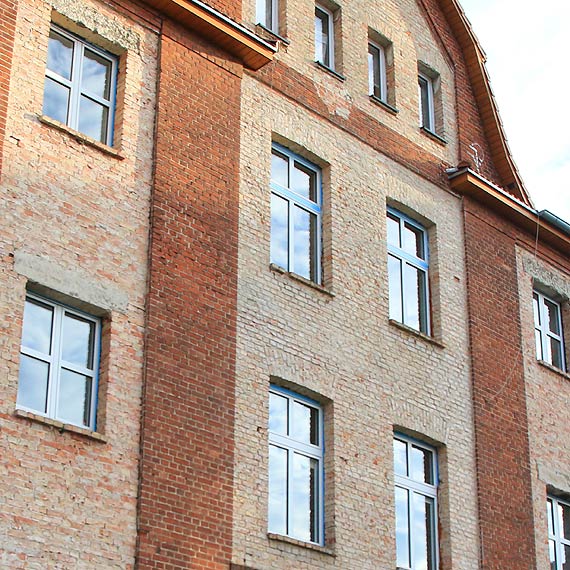 Urzd Miasta w ruinie. Folia ochronna (budowlana) przylega na stae