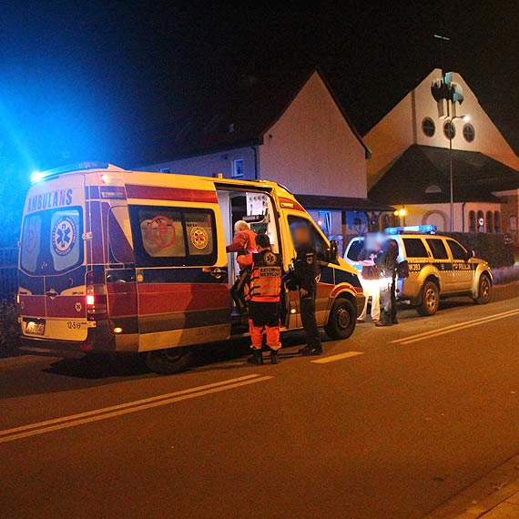 Mczyzna lea na ulicy. Wezwano pogotowie