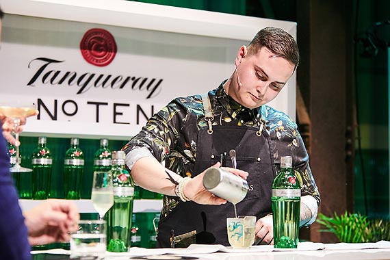 Maciej Mazur ze winoujcia w pitnastce najlepszych barmanw wiata Statuetka World Class Competition 2019 dla Singapuru