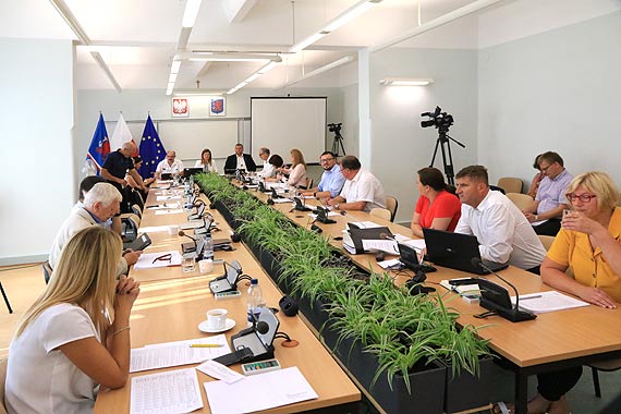 Lokalne opaty, ogrdki dziakowe i niepenosprawni. W czwartek sesja