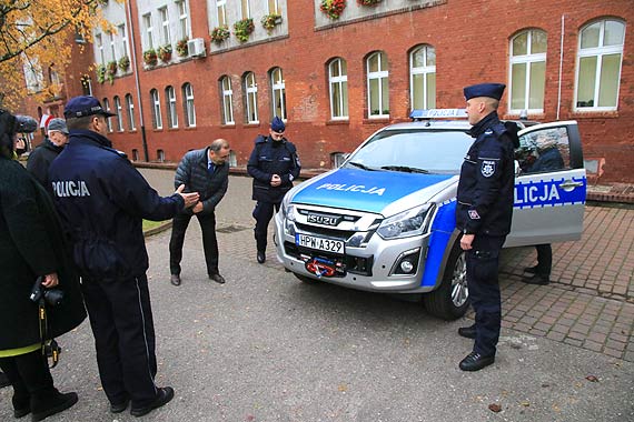 Isuzu D-MAX wspomoe policjantw ze winoujcia. Zobacz film!