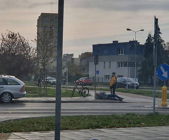Jadcy skuterem mczyzna przewrci si na drodze